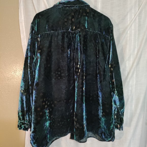 White Stag Woman - Beautiful Button Down - Picture 4 of 5